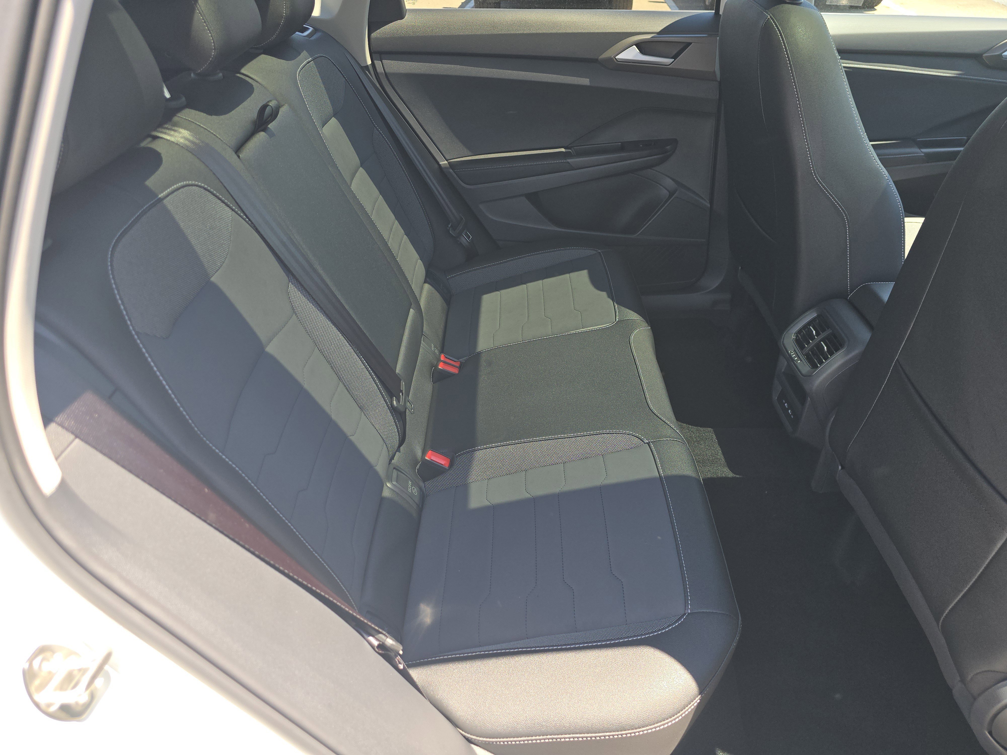 New 2026 Pure White w/Deep Black Roof Volkswagen SE Black image 17
