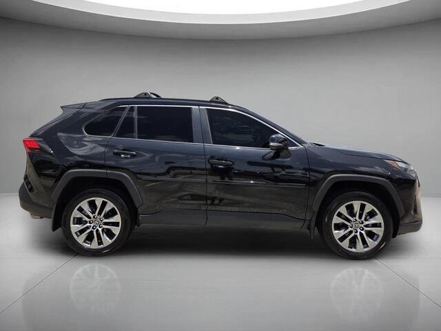 Used 2022 Midnight Black Metallic Toyota XLE Premium image 6