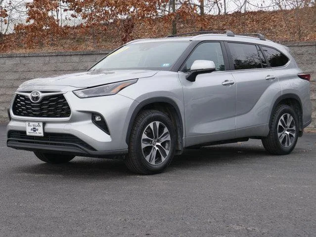 Used 2024  Toyota  image 1