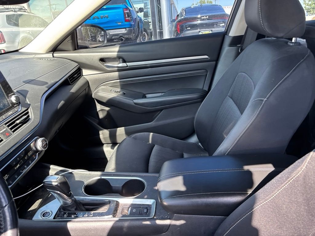 Used 2019 Black Nissan 2.5 SV image 24