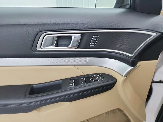 Used 2017 White Ford XLT image 32