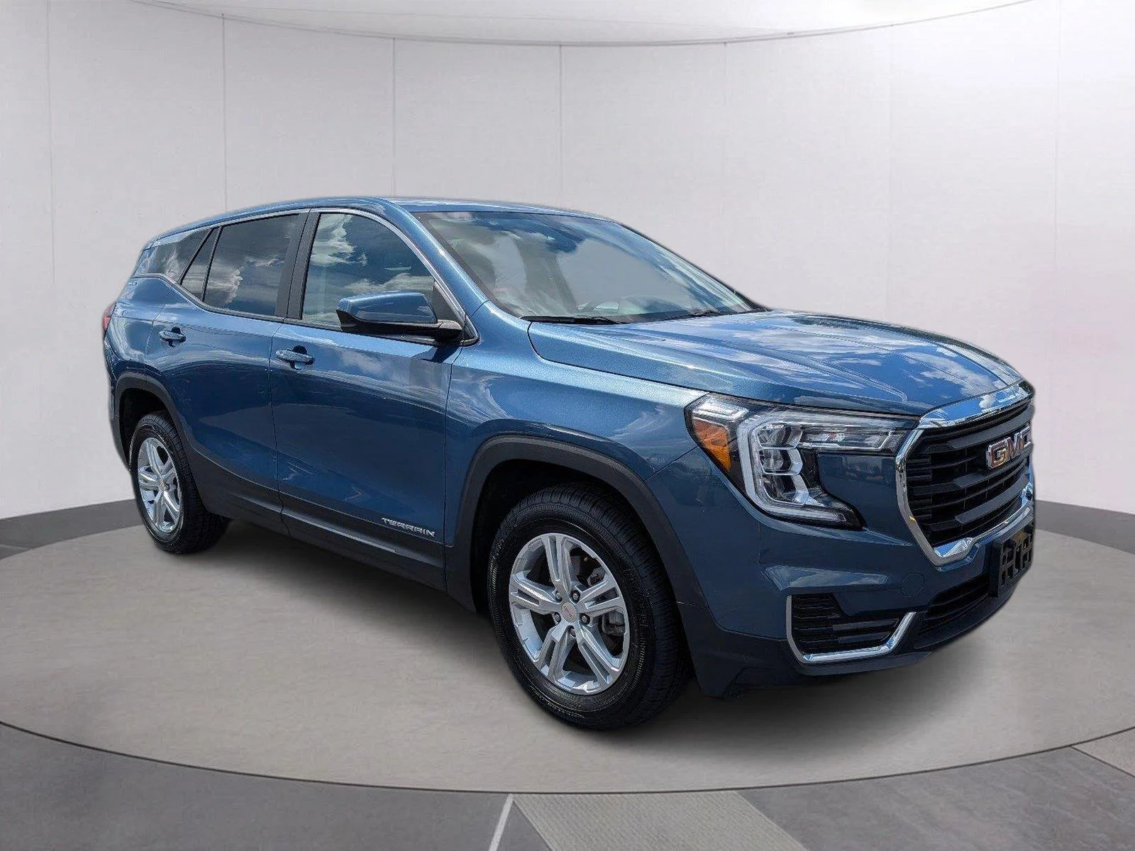 Used 2024 Downpour Metallic GMC SLE image 9
