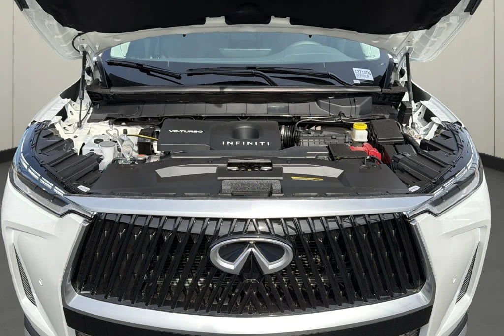 New 2027 RADIANT WHITE INFINITI Luxe FWD image 9