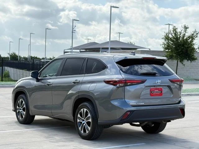 Certified Used 2025  Toyota XLE image 8