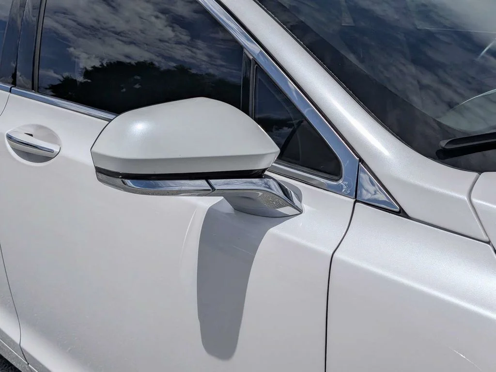 Used 2017 White Lincoln Premiere image 11