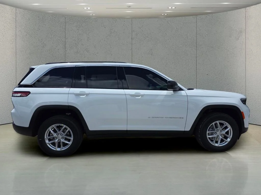 New 2026 Bright White Clear-Coat Exterior Paint Jeep Laredo X image 3