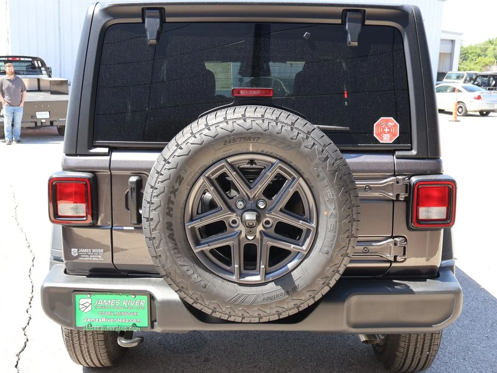 New 2026 Granite Crystal Metallic Clearcoat Jeep Sport RHD image 4