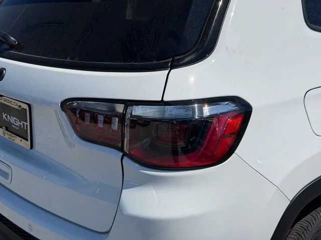 New 2026 Bright White Clear-Coat Exterior Paint Jeep Limited image 6