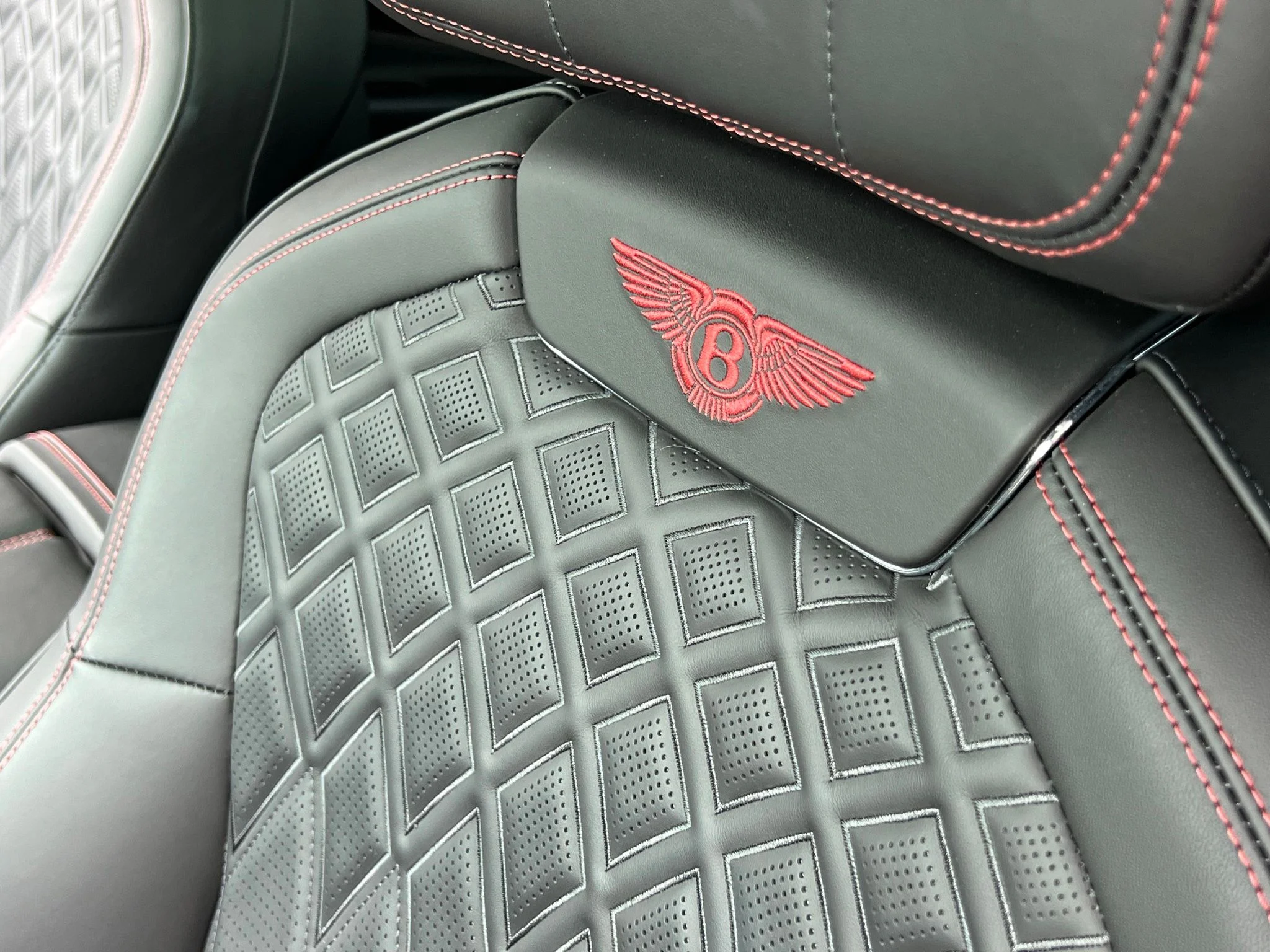 Used 2022 Black Bentley V8 image 32