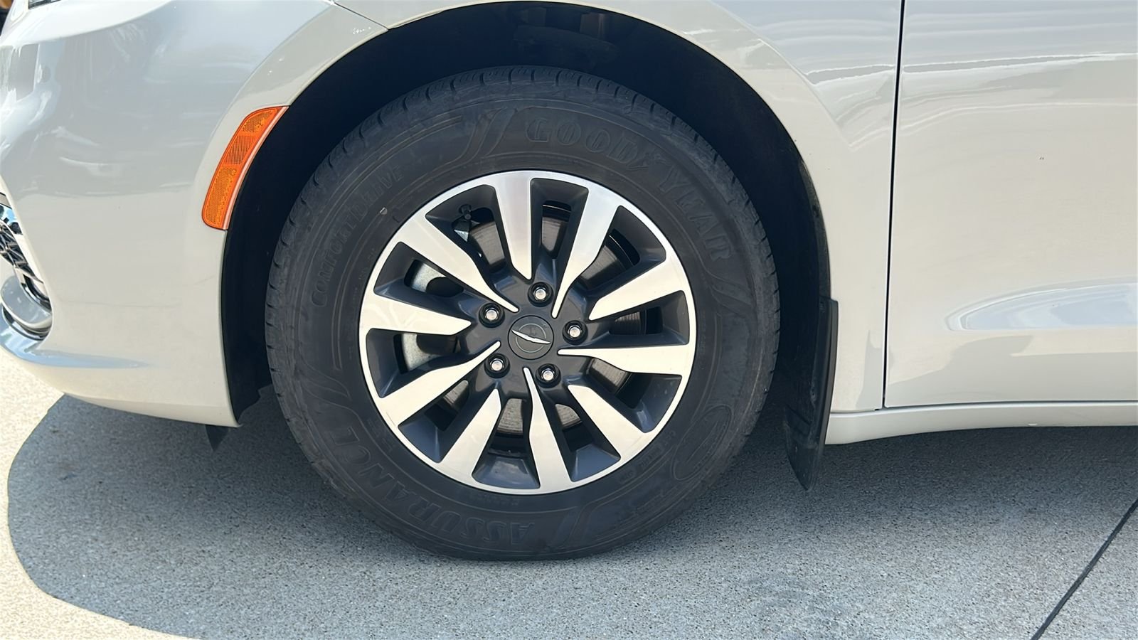 Used 2021 White Chrysler Touring L image 10