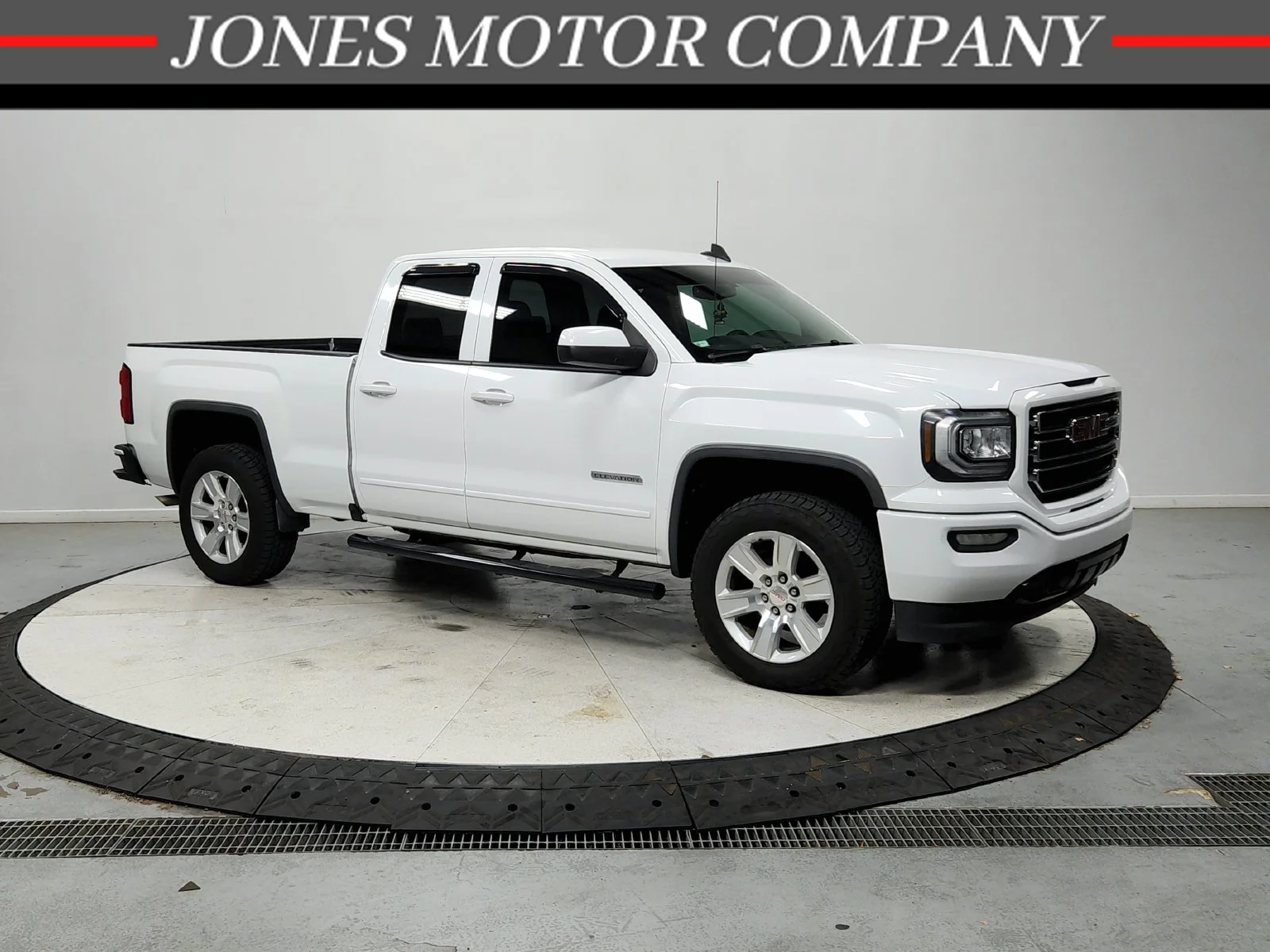 Used 2017 White GMC SLE image 1