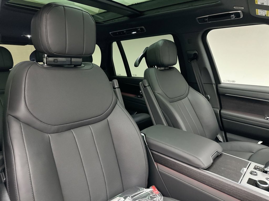 New 2027 Santorini Black Land Rover SE image 6