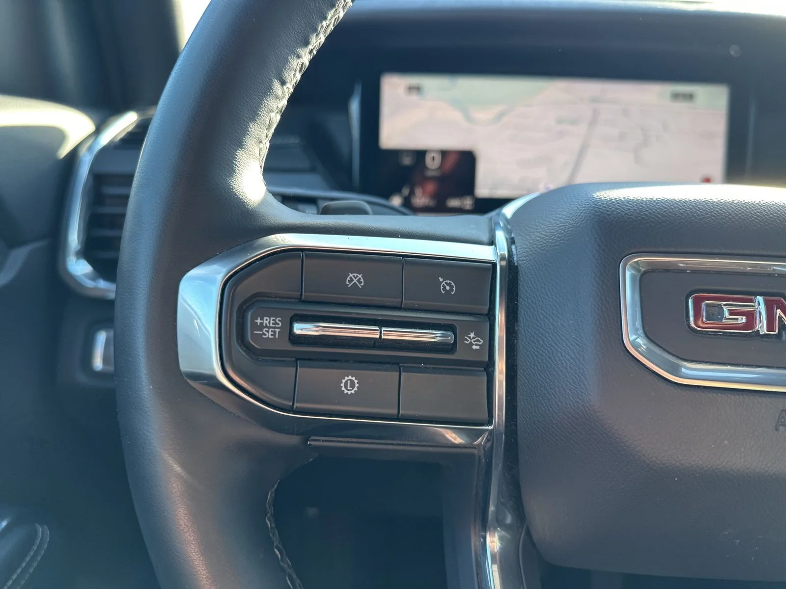 Used 2025 White GMC Elevation image 34