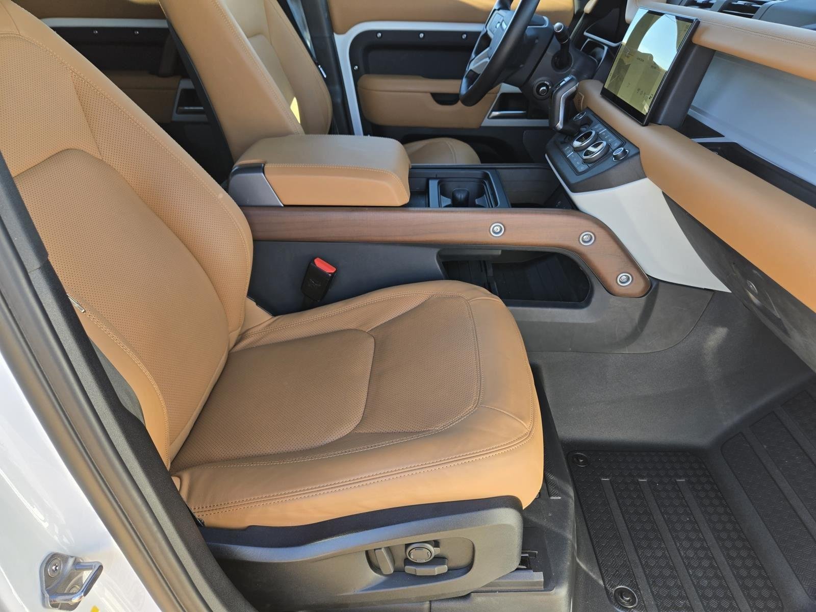 Used 2024 Fuji White Land Rover SE image 28