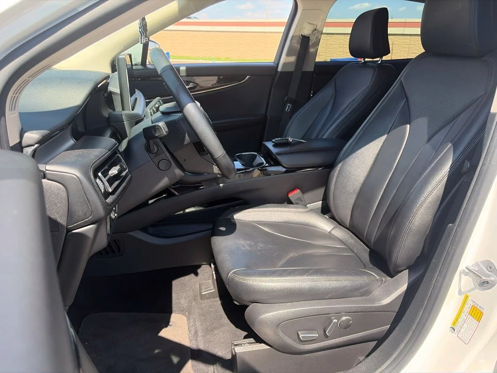Used 2023 White Lincoln Standard image 14