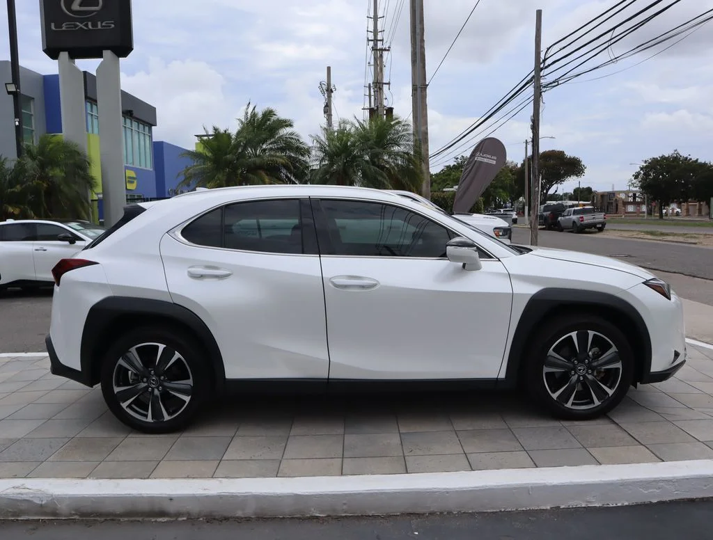 Used 2025 White Lexus 300h image 4