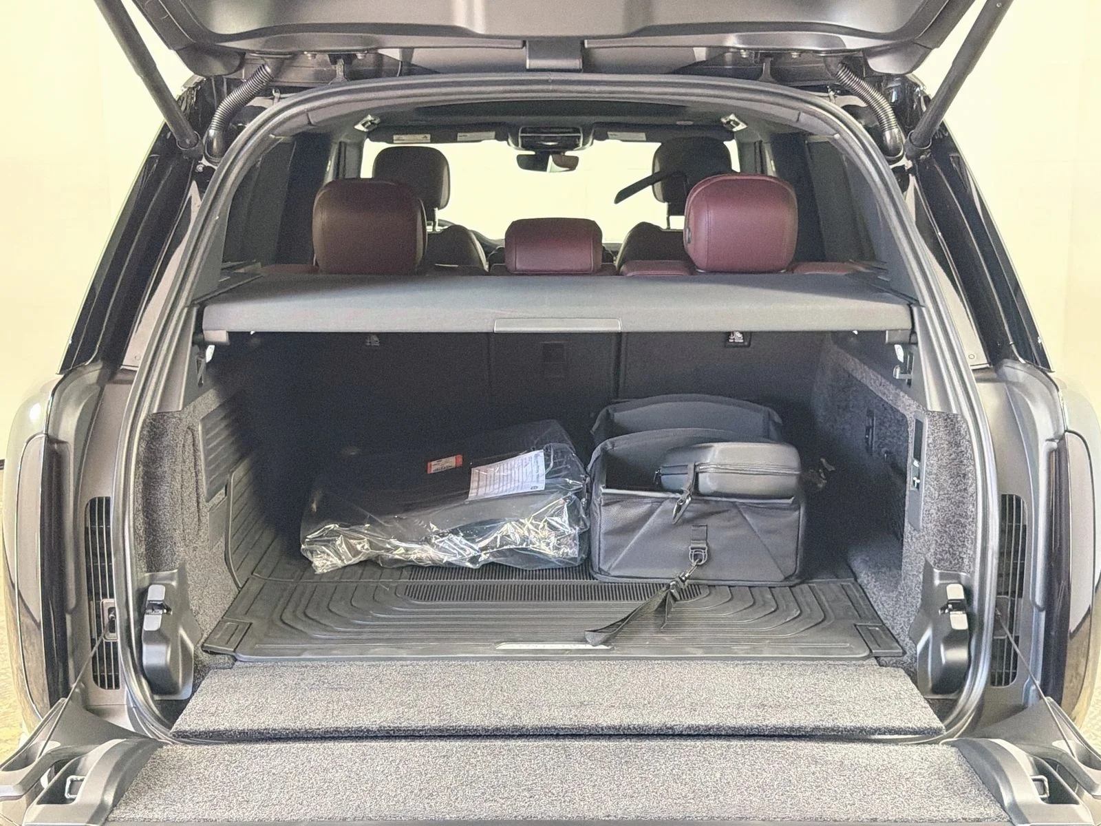 New 2026 Santorini Black Land Rover SE image 29