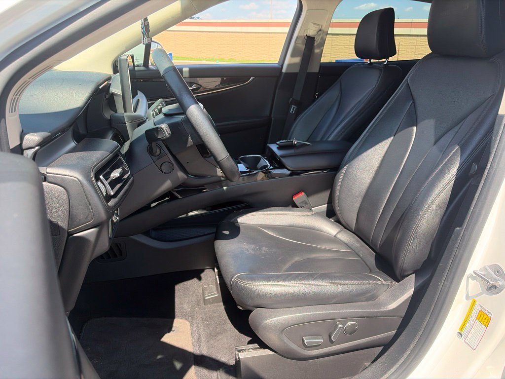 Used 2023 White Lincoln Standard image 14