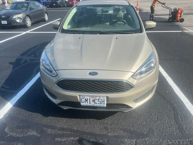 Used 2018 Gold Ford SE image 3