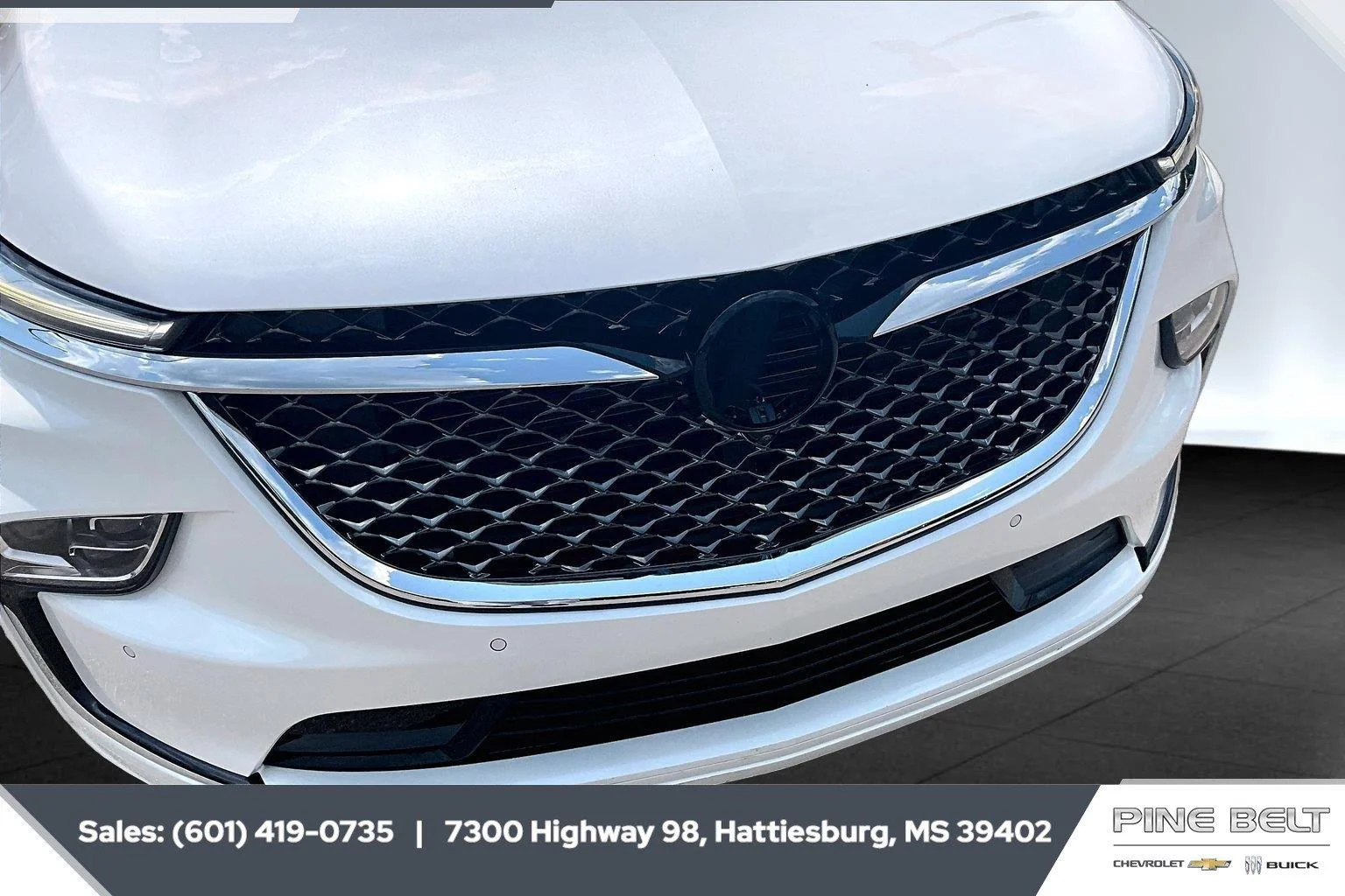 Used 2023 White Frost Tricoat Buick Avenir image 22