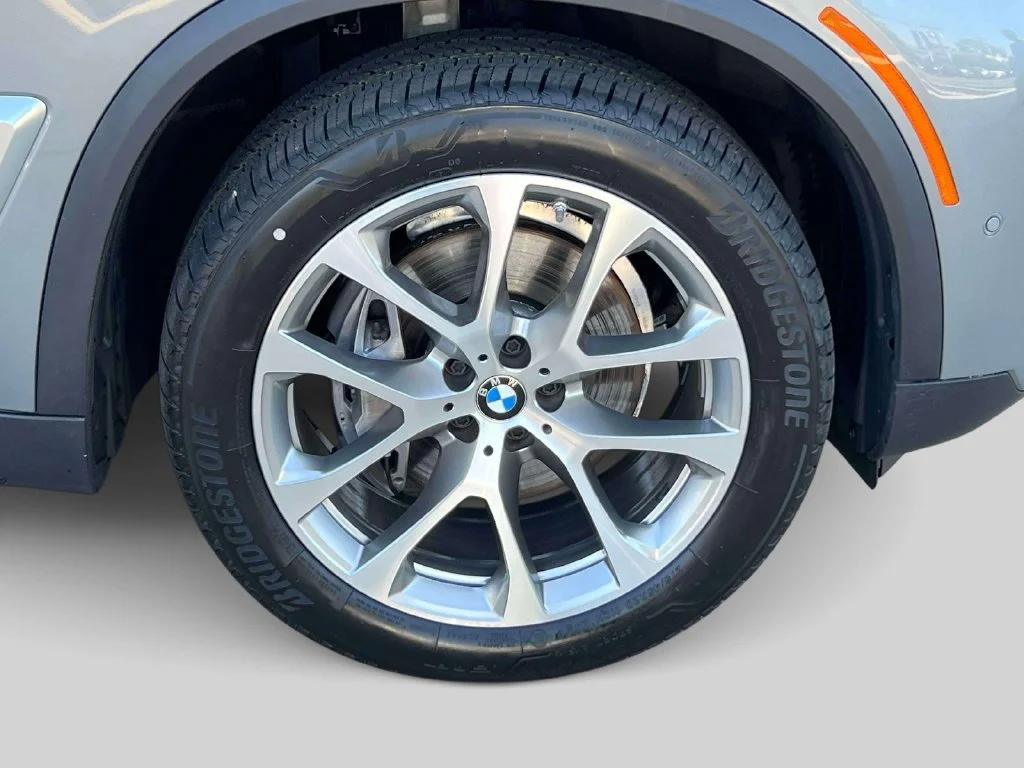 Used 2024 Skyscraper Grey Metallic BMW xDrive40i image 8