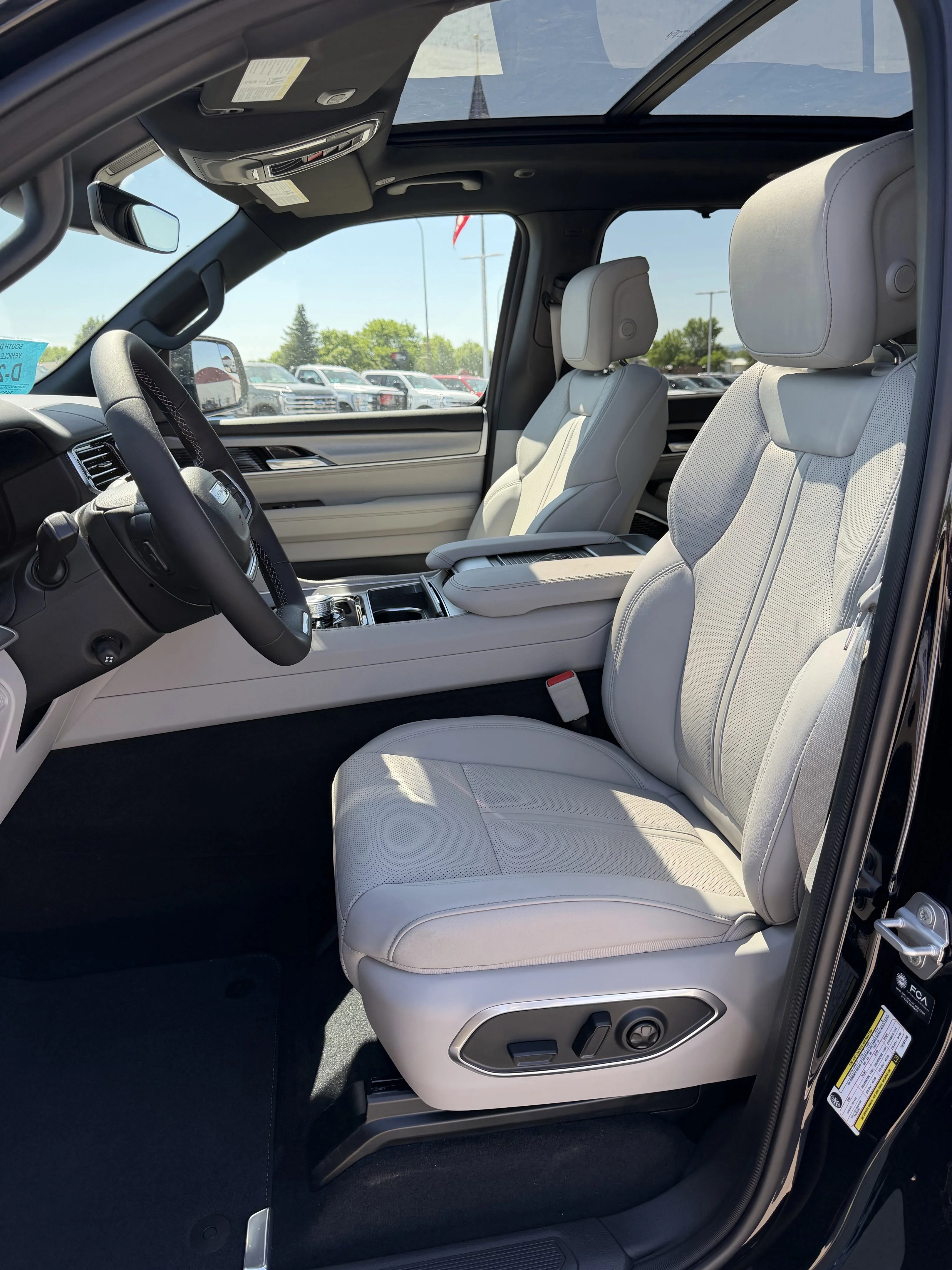 New 2026 High Gloss Black Exterior Paint Jeep Limited Reserve image 17