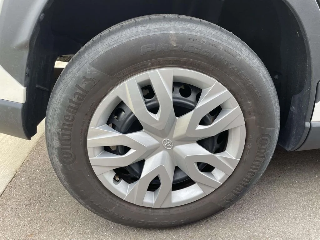 Used 2022 Wind Chill Pearl Toyota L image 5