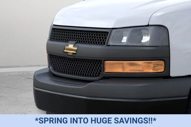 New 2025 Summit White Chevrolet WT image 13