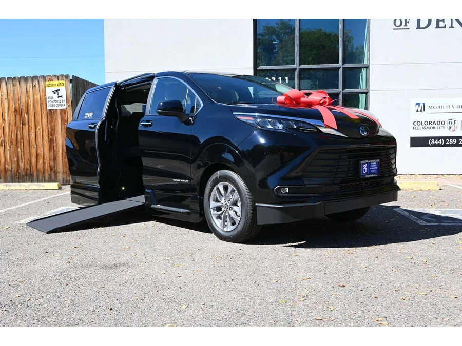 2025 Toyota Sienna XLE - Photo 2