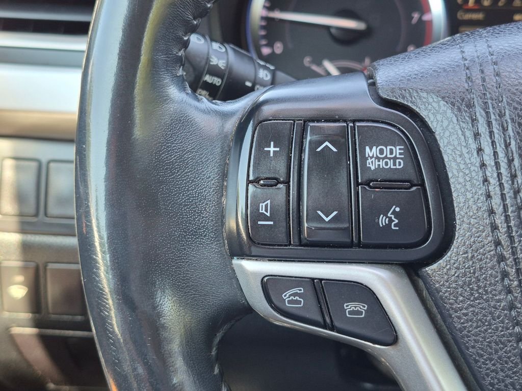 Used 2016 White Toyota XLE V6 image 22