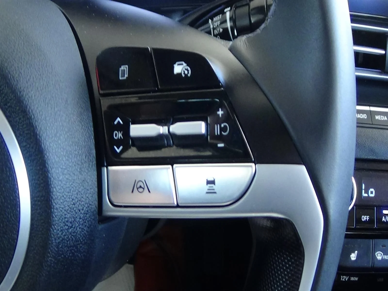 Used 2025 Fluid Metal Metallic (m6t) Hyundai SEL Convenience image 18
