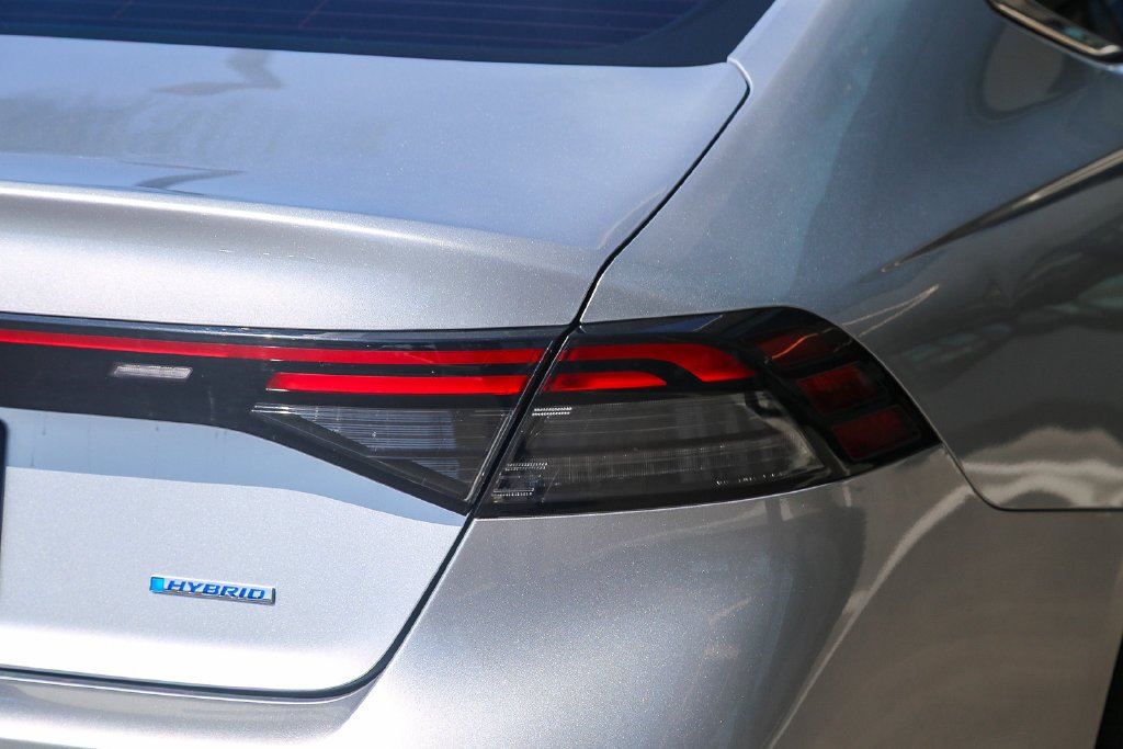 Certified Used 2025 Solar Silver Metallic Honda EX-L image 8