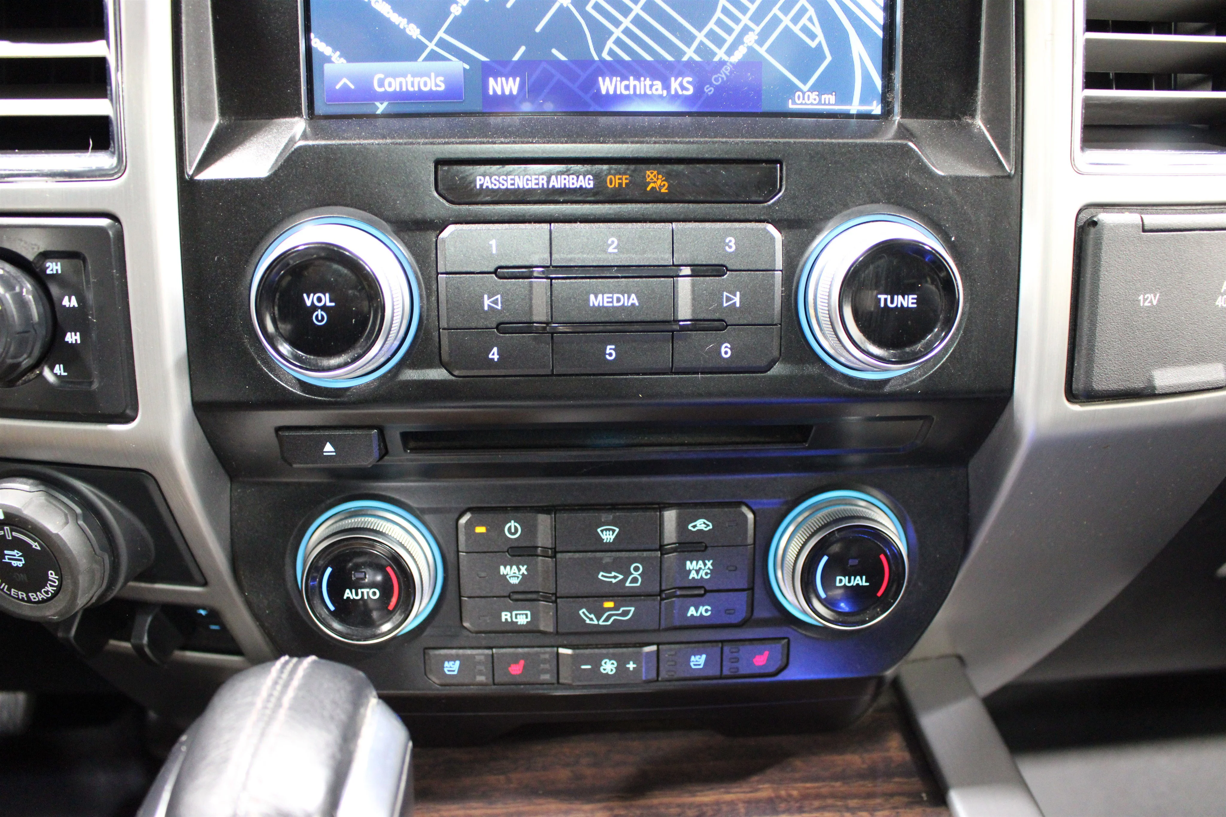 2016 Ford F-150 Platinum - Photo 16