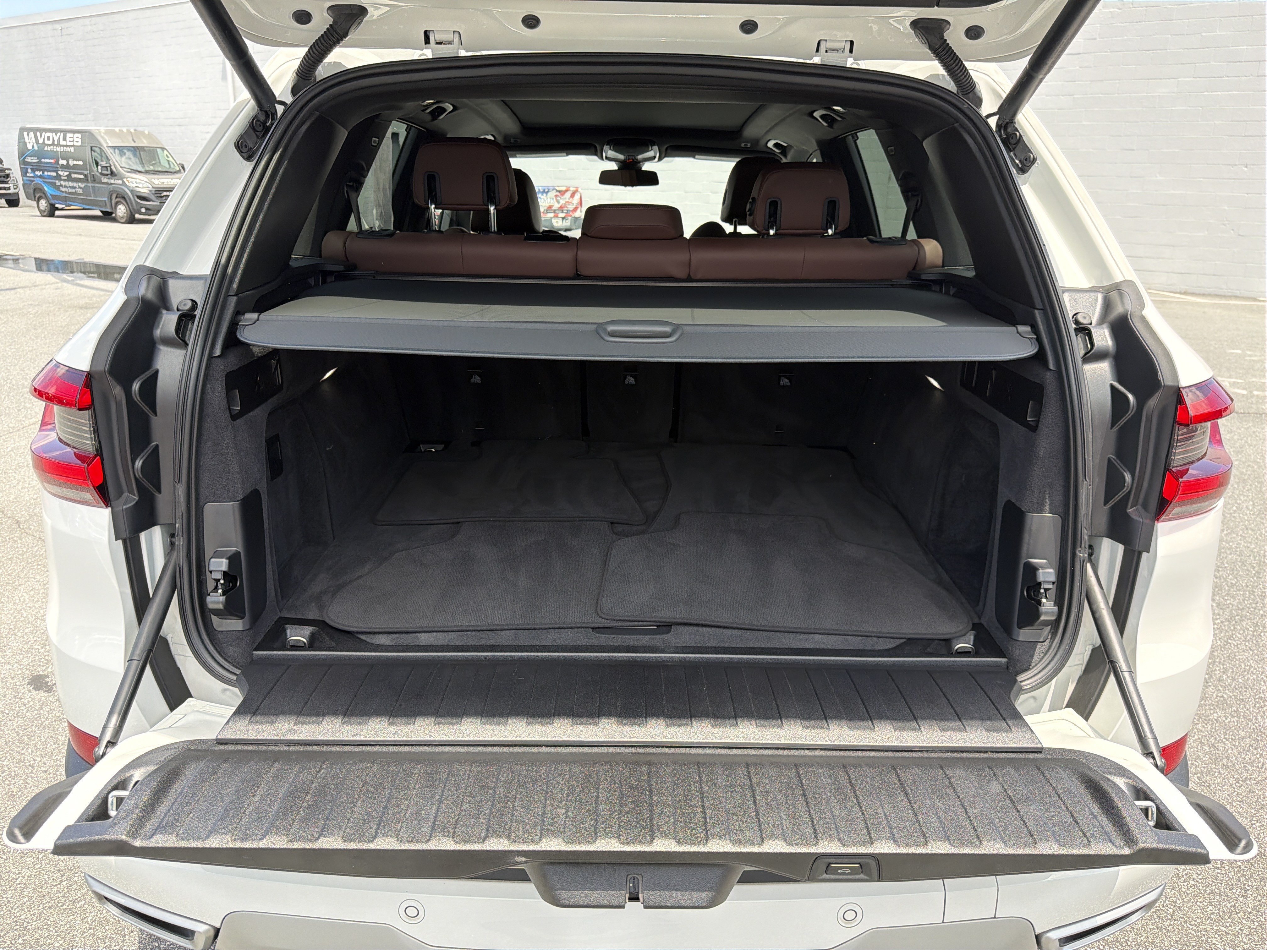 Used 2022 Alpine White BMW sDrive40i image 21