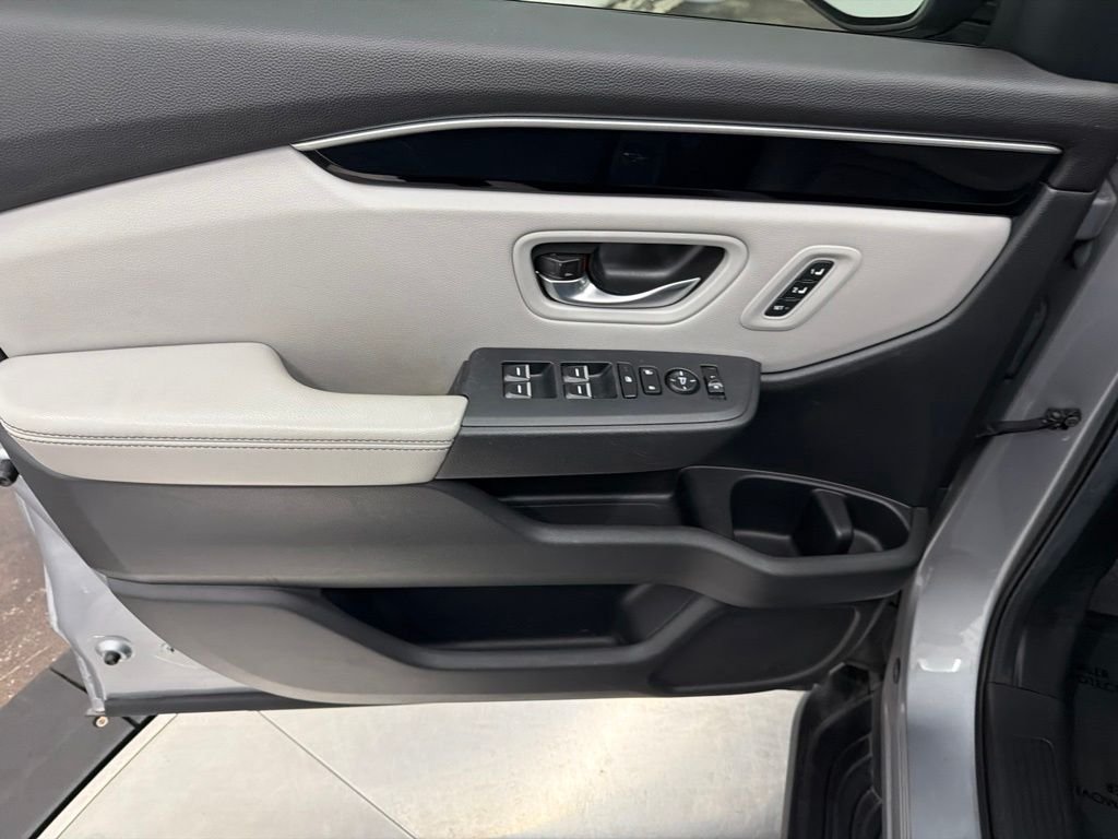 Used 2024 Silver Honda EX-L image 17
