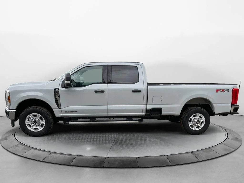 New 2026 Avalanche Ford F-350® XLT image 2