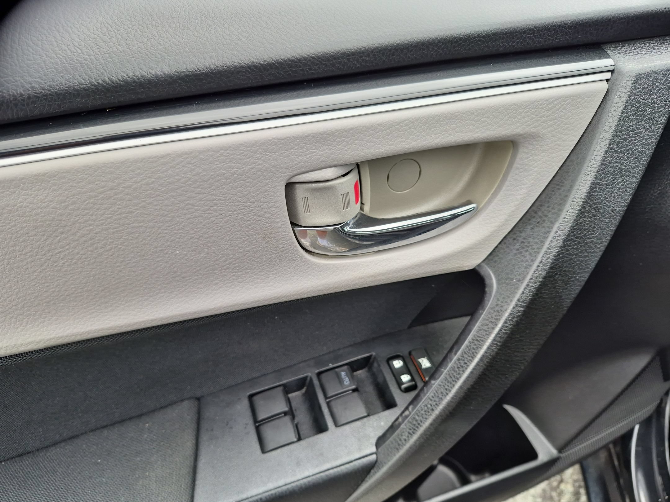 Used 2018  Toyota L image 13