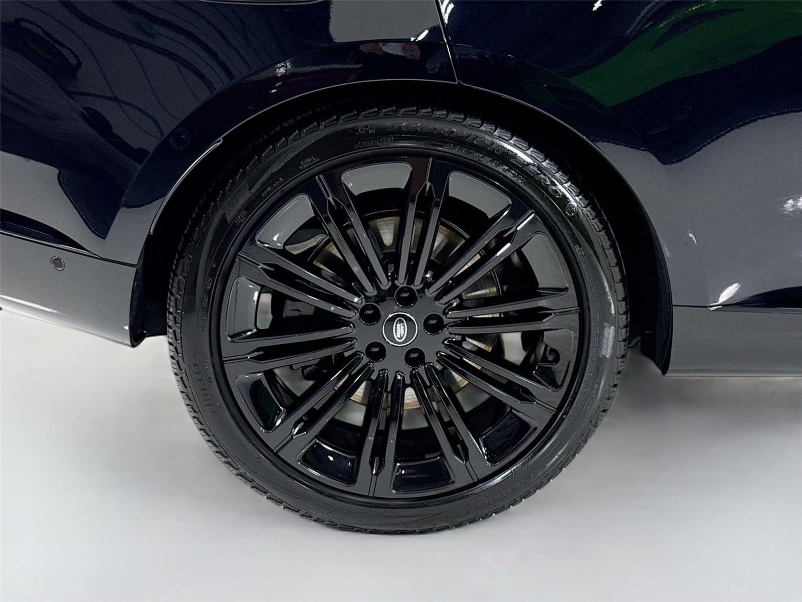 Used 2024 Ligurian Black SV Bespoke Ultra Metallic Gloss Land Rover Autobiography | Meridian 3D Sound | Rear TVs image 40