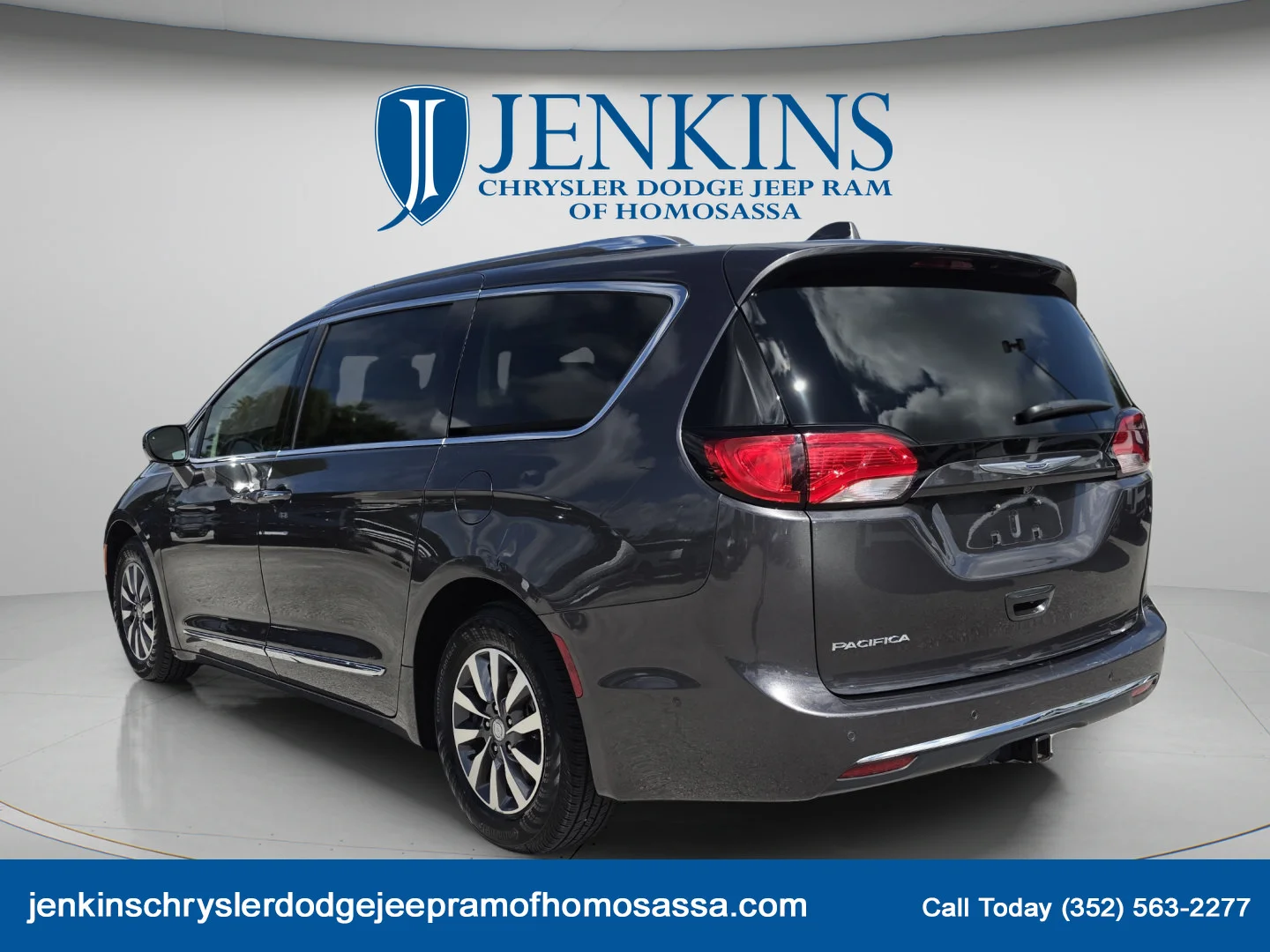 Used 2020 Granite Crystal Metallic Clearcoat Chrysler Touring L Plus image 7