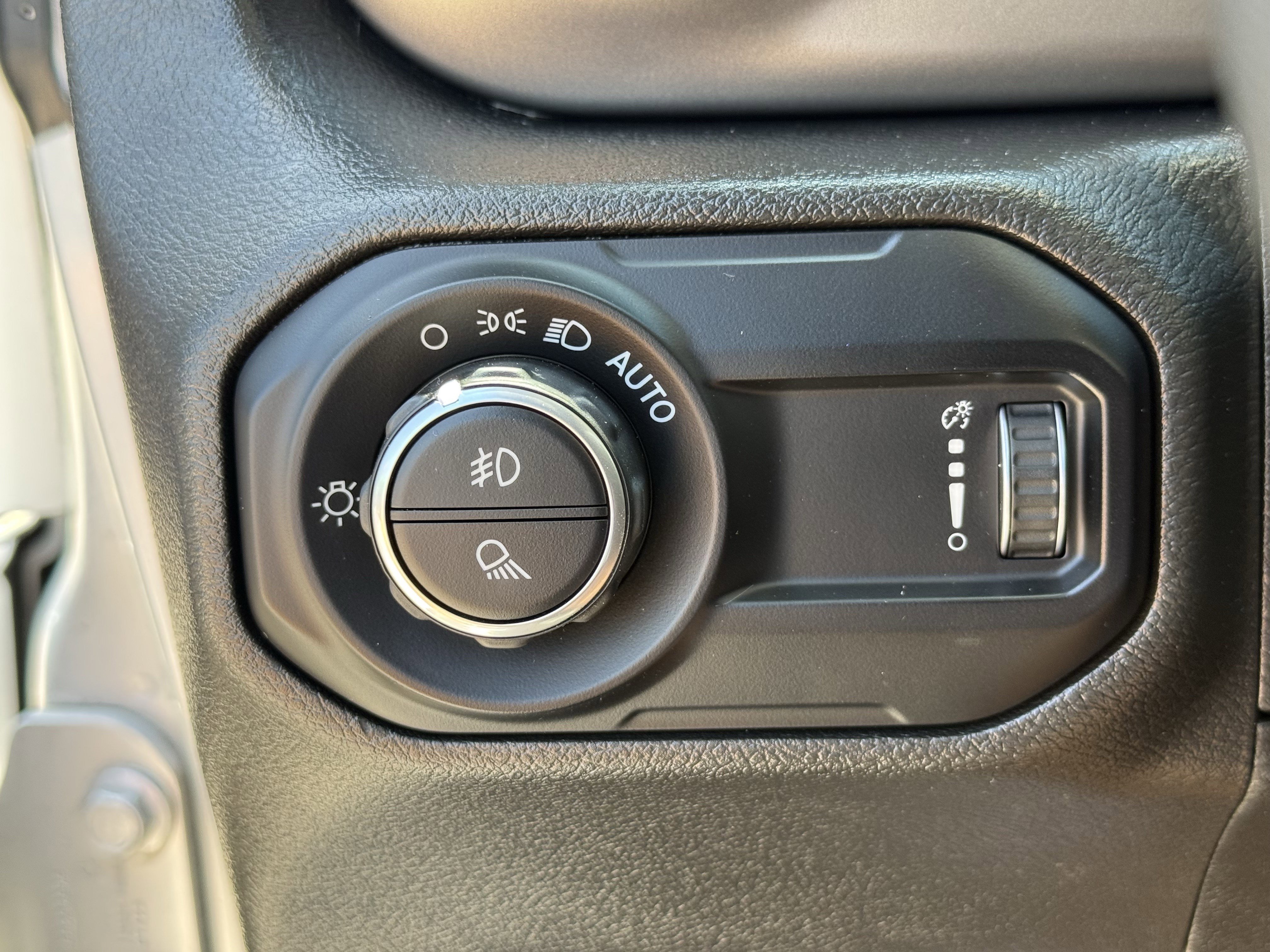 Used 2023 Silver Zynith Clearcoat Jeep Texas Trail image 25