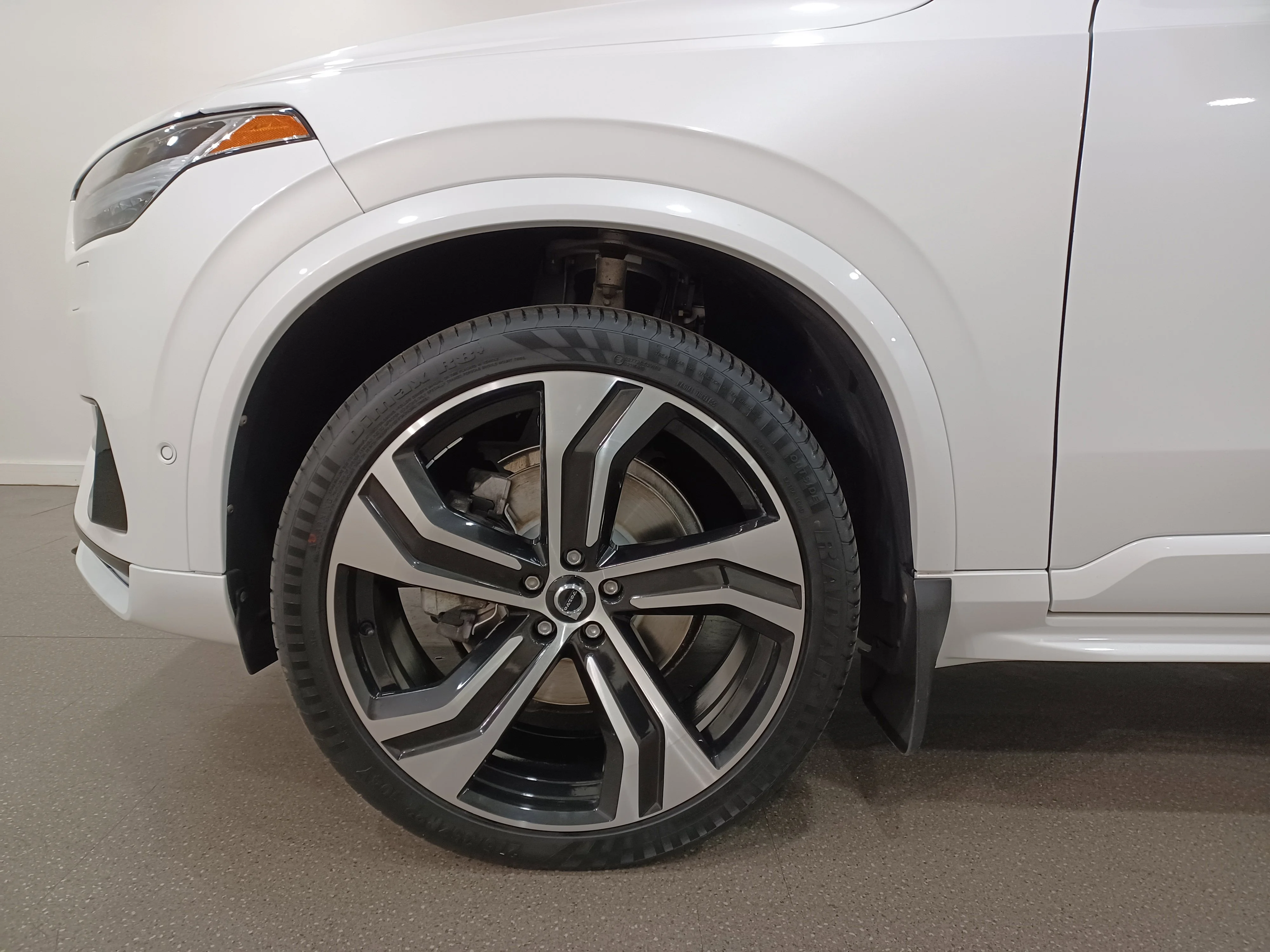 Certified Used 2022 Ice White Volvo T6 R-Design* 7 Pass | Adaptive Cruise | Heads Up Dsp | Nav | 360 Cam | Pano Roof | Htd Wheel image 20