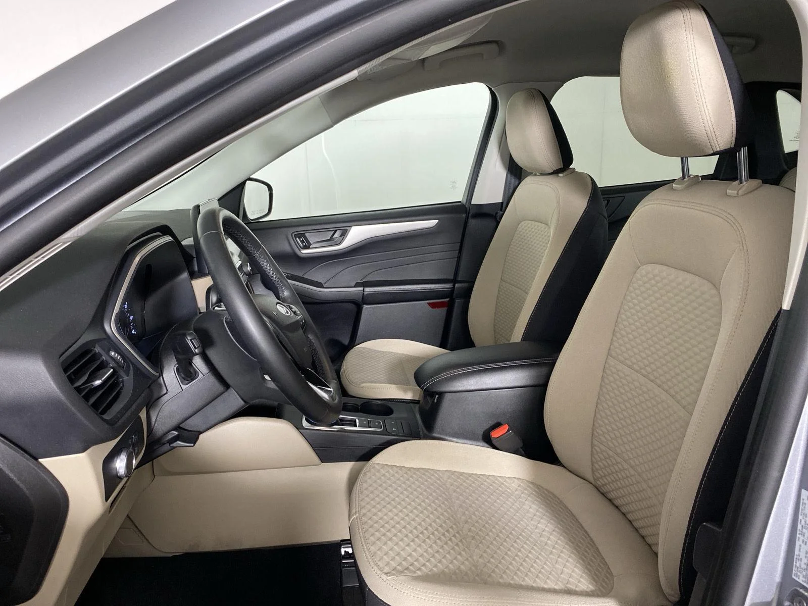 Used 2022 Iconic Silver Ford SE image 13