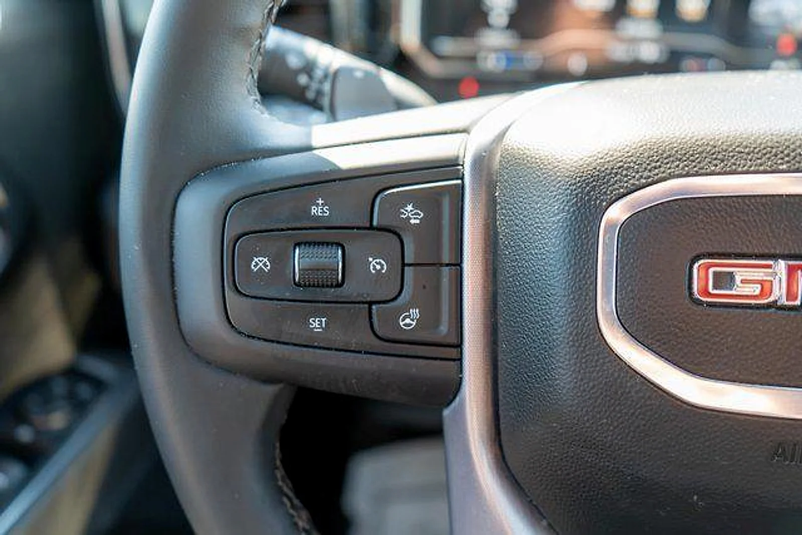 Used 2025 Summit White GMC Elevation image 21
