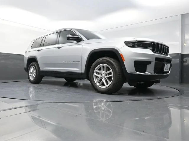 Used 2025 Silver Jeep Laredo image 19