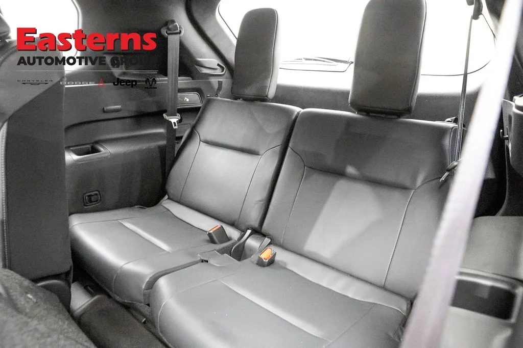 Used 2025 Silver Mitsubishi SE image 25