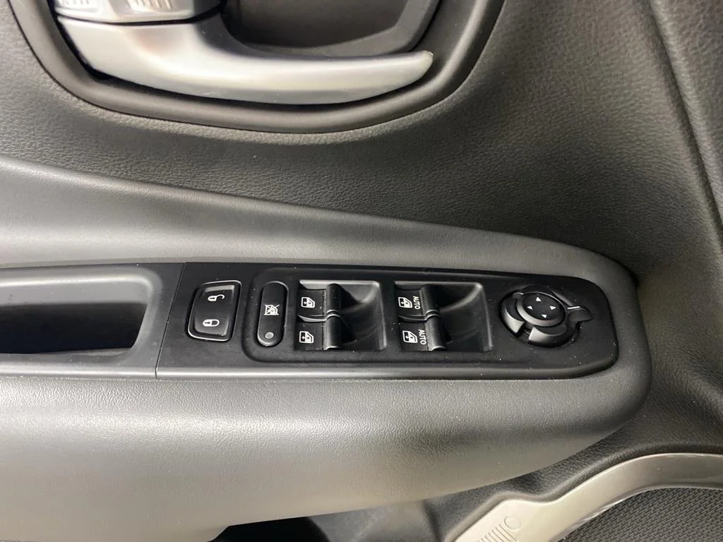 Used 2022 Gray Jeep Latitude image 12