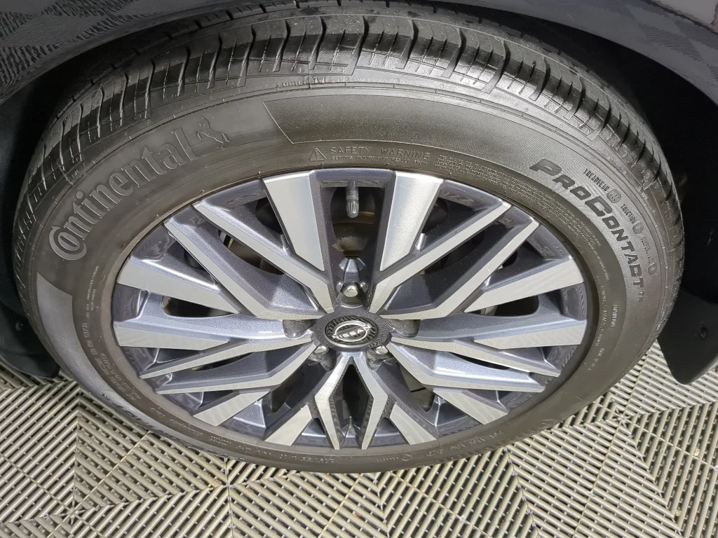 Used 2024 Super Black Nissan 2.5 SV image 18