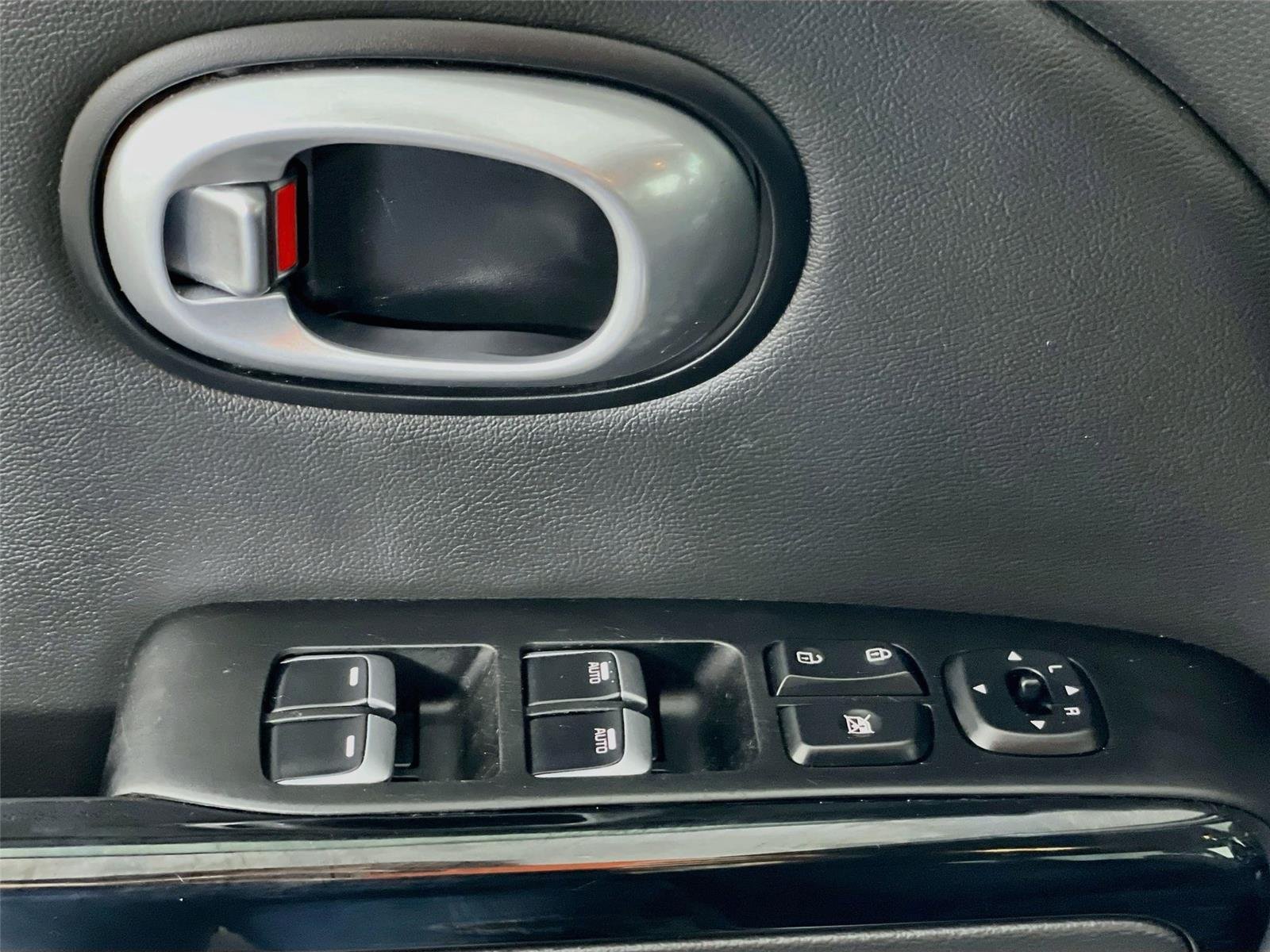 Used 2018 Titanium Gray Kia + image 19