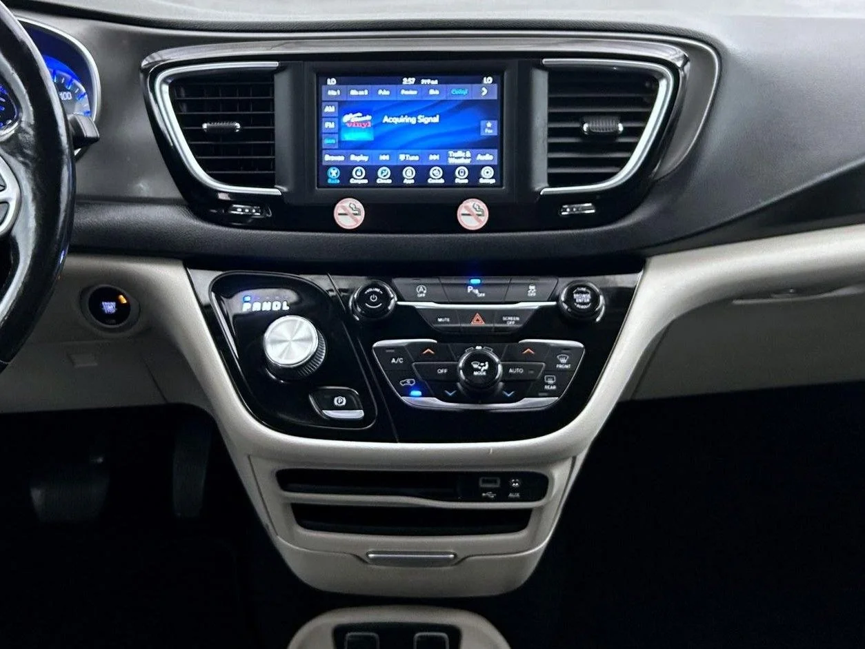 Used 2020 White Chrysler Touring L image 12