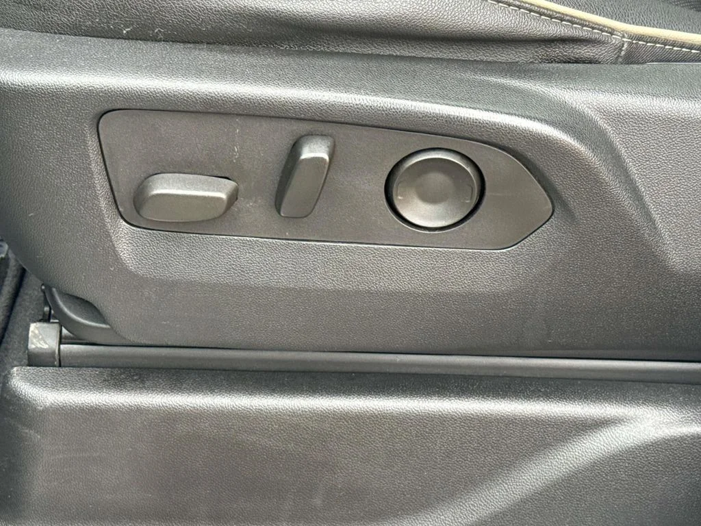 Used 2022 Iridescent Pearl Tricoat Chevrolet Premier image 33